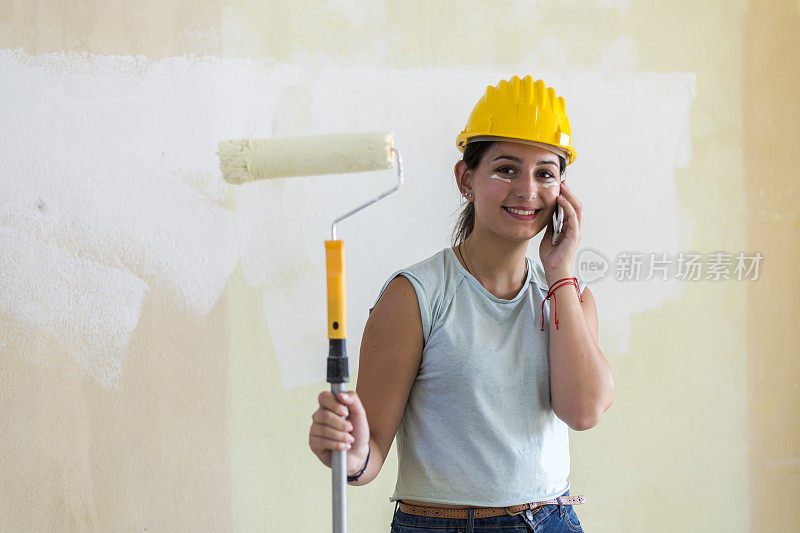 一个年轻的女人会在家里做修理