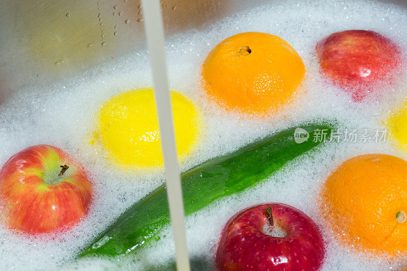 用肥皂和水清洗水果和蔬菜