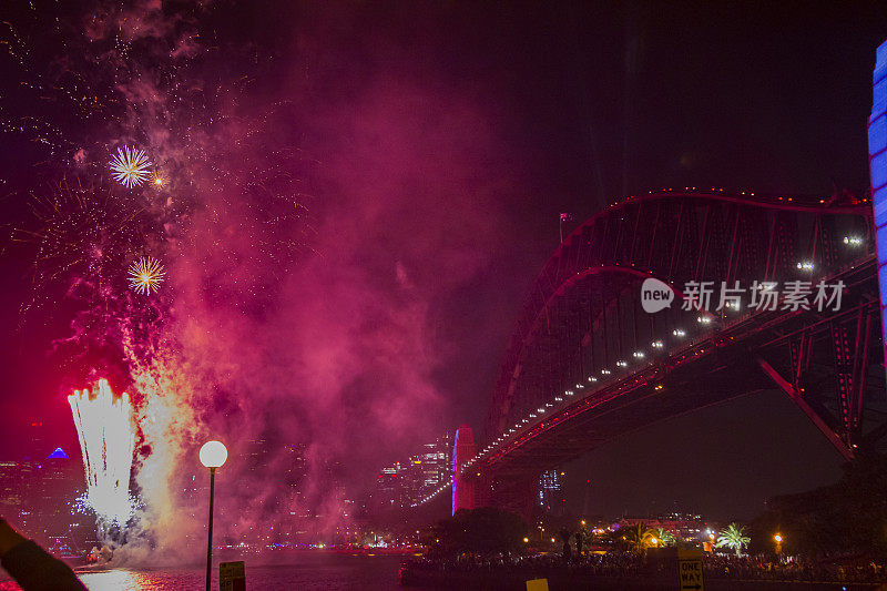 悉尼海港大桥在2020年新年前夜的烟花欢迎秀上