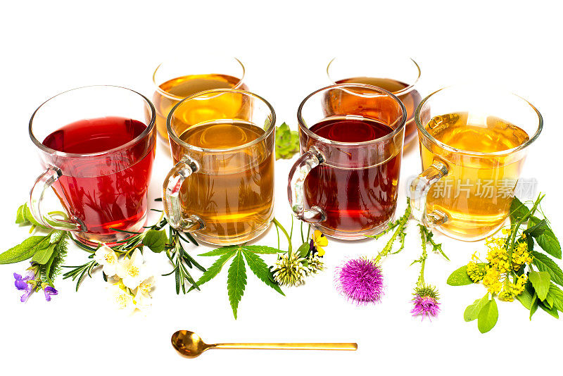 在白色的背景玻璃杯中收集各种彩色的花草茶
