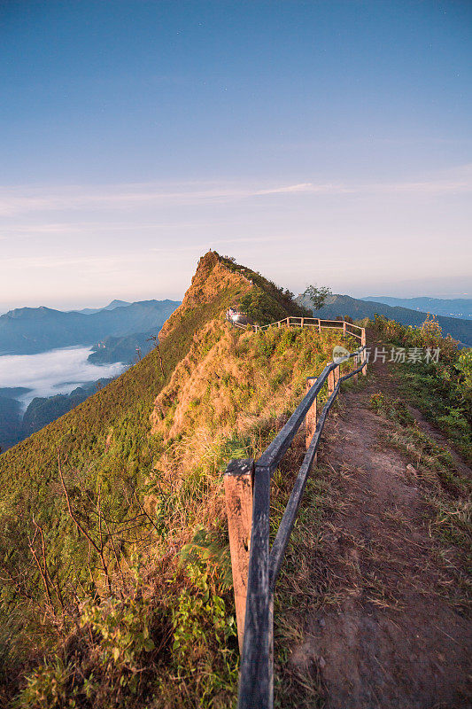 全景式的自然景观，北面的山景有日出和薄雾