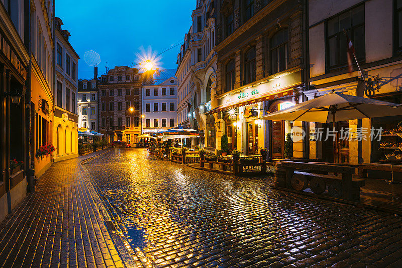 里加,拉脱维亚。丽都咖啡馆在晚上照明或晚上照明在老城在Tirgonu街