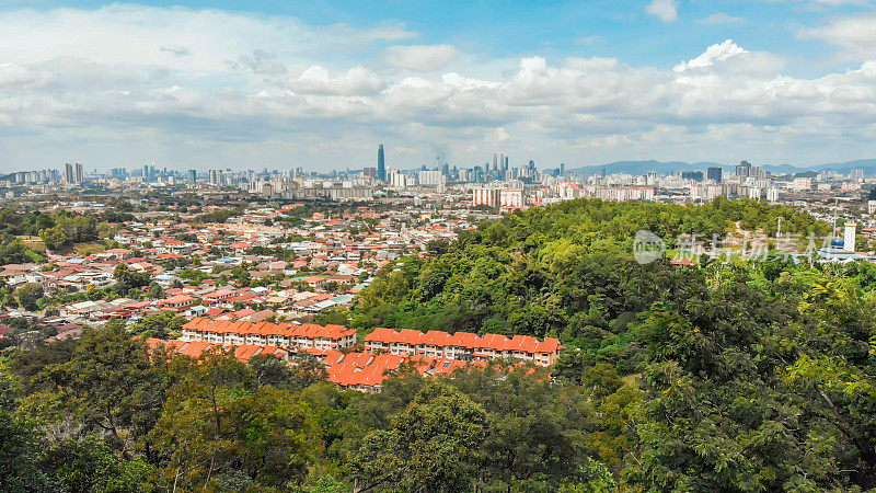 整个吉隆坡的全景从城市的远郊。马来西亚。无人机航拍镜头