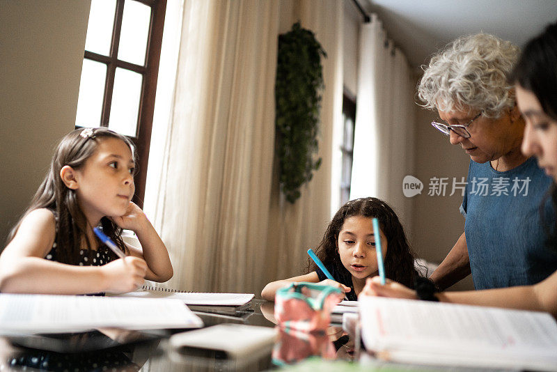 奶奶在孙女在家学习的时候帮她做作业