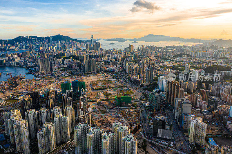 无人机拍摄的晴天空中九龙全景，香港