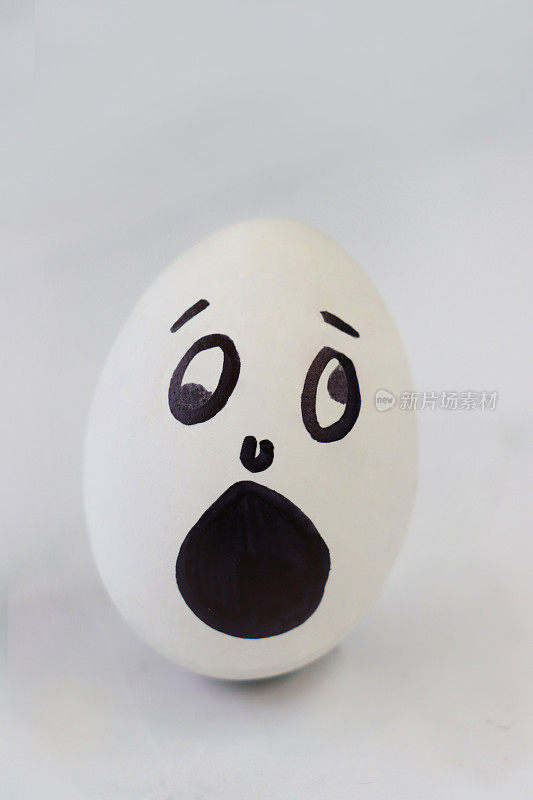 画在煮鸡蛋上的卡通脸表达惊讶和震惊