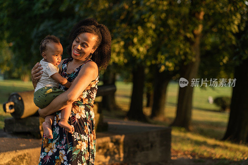 黑人妈妈和儿子在公园里享受夏天