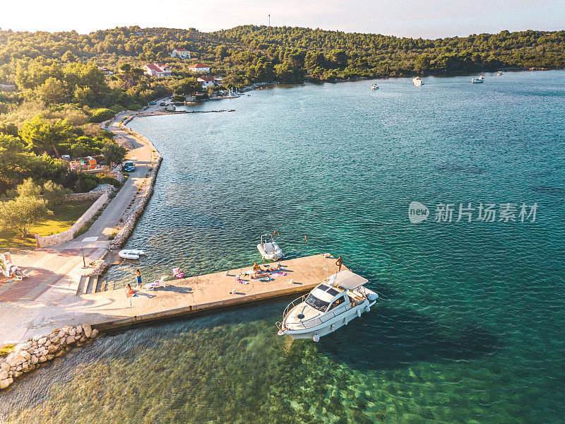 日落时分，小船停在海滩上