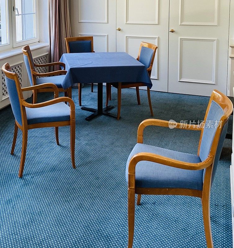 蓝色的扶手椅和桌子，蓝色的地毯