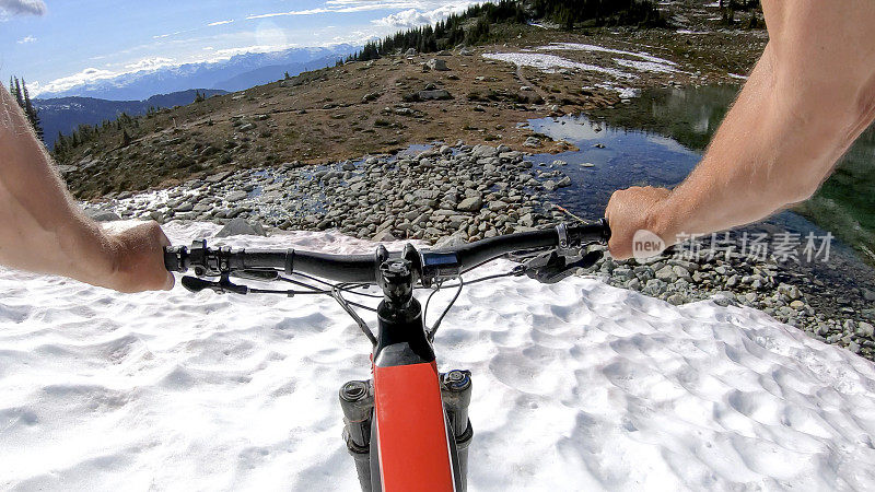 山地电动自行车骑下雪山斜坡