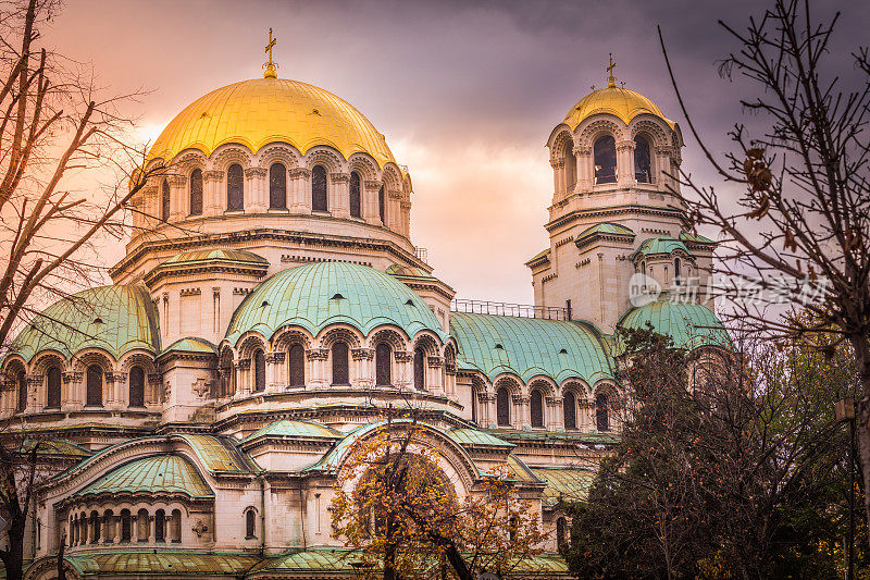 日落时分的圣亚历山大涅夫斯基大教堂——保加利亚索菲亚