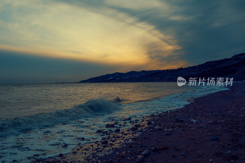 日落在海上和海岸线