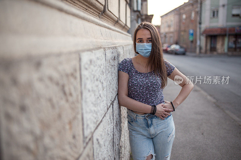 年轻女子戴着防护面具上街
