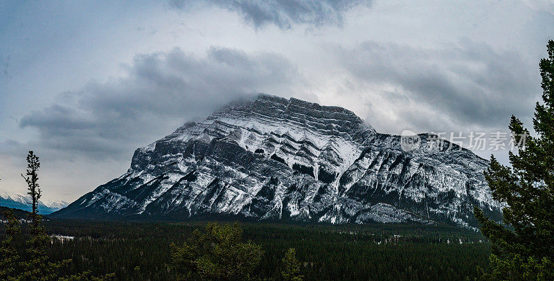 山脉景观-落基山脉周围班夫，阿尔伯塔，加拿大