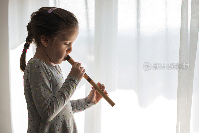 小女孩吹笛子