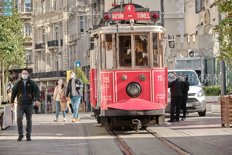 早上最著名的taksim广场是istiklal街上的红色复古电车