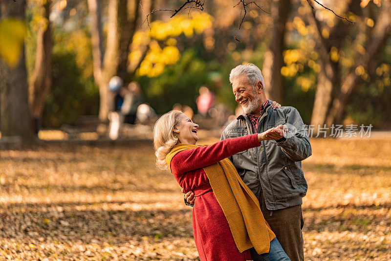 秋天的一天，一对浪漫的高年级情侣在公园里跳舞。