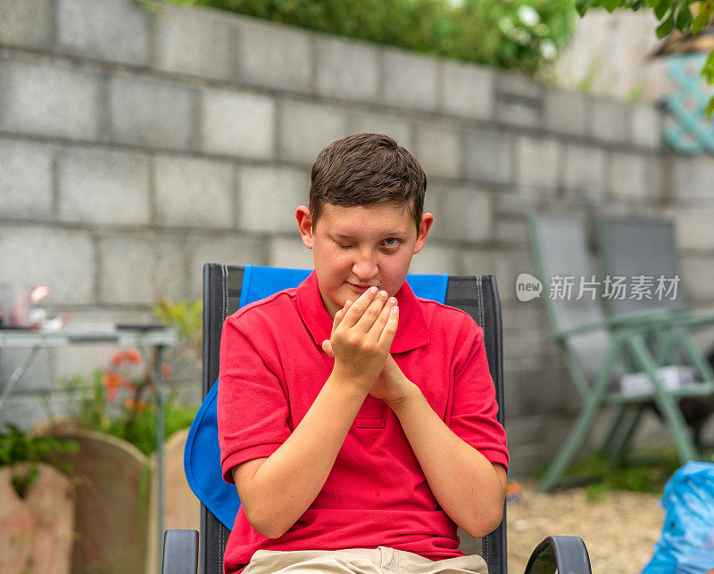 一个残障半盲男孩在后院烧烤