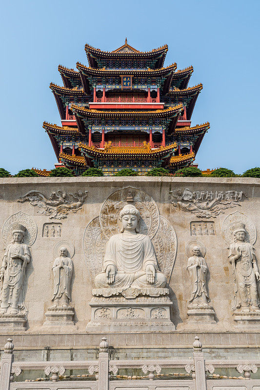 舟山群岛普陀山宝陀讲坛佛像，是中国观音菩萨道场的著名景点