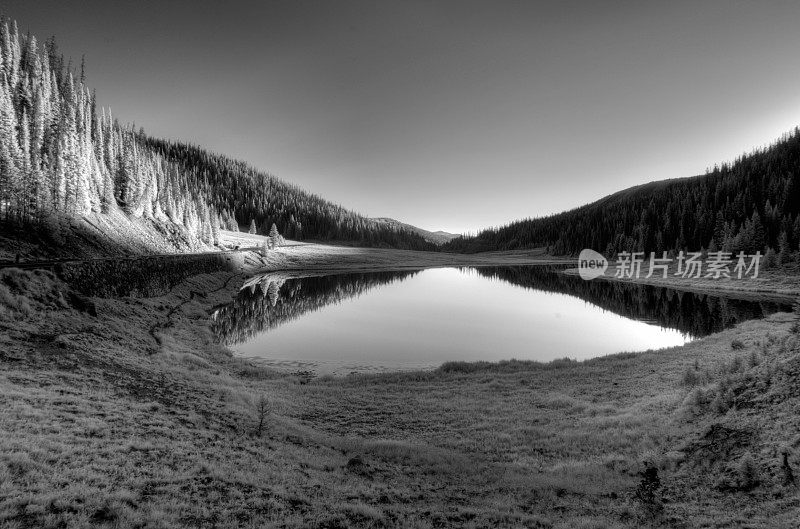 落基山脉上的小湖(黑色和白色)