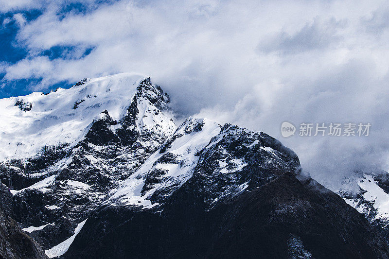 高耸的雪山，云雾缭绕