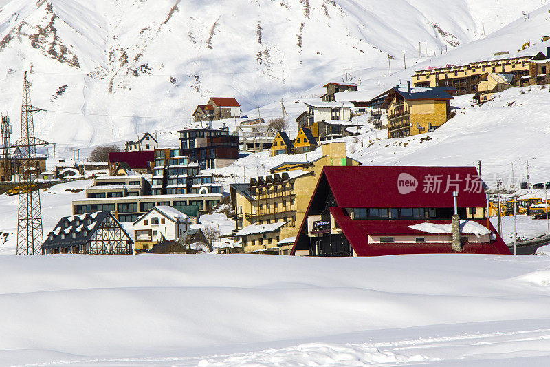滑雪胜地，雪山和旅社。