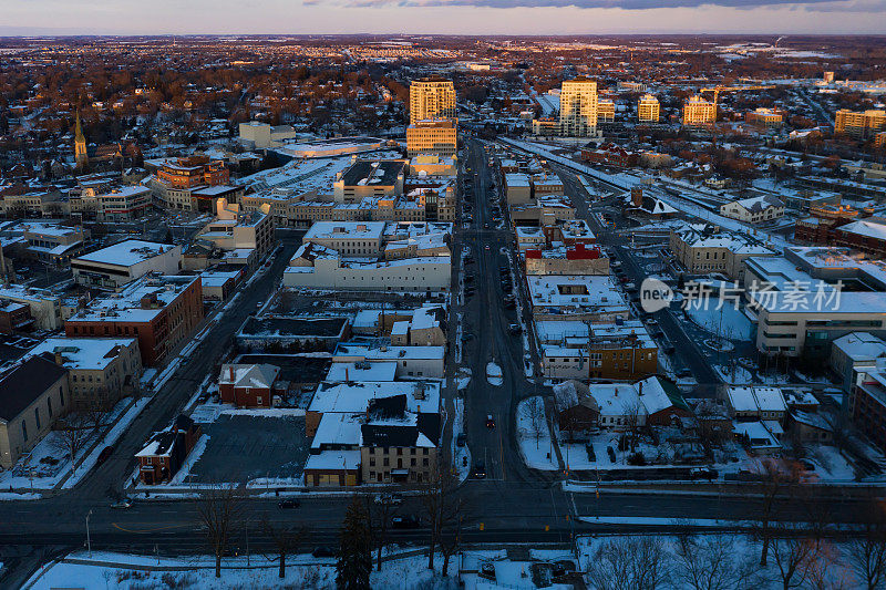 鸟瞰图的圭尔夫市中心在黄昏，安大略省，加拿大