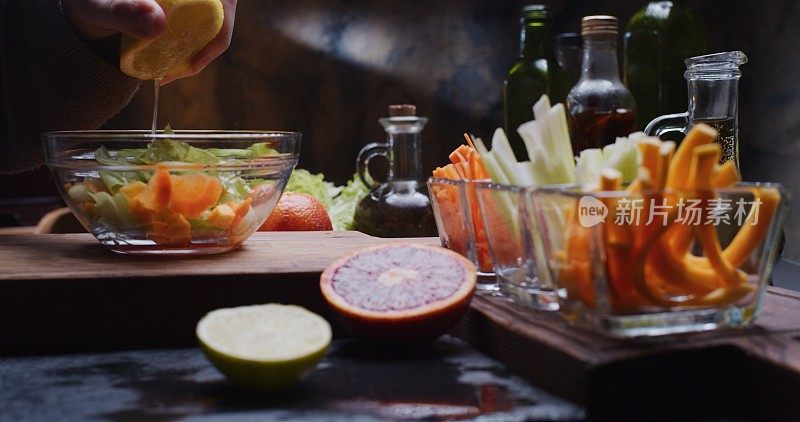 用生菜、芹菜、胡萝卜、白胡桃和柑橘类果汁制作新鲜蔬菜沙拉