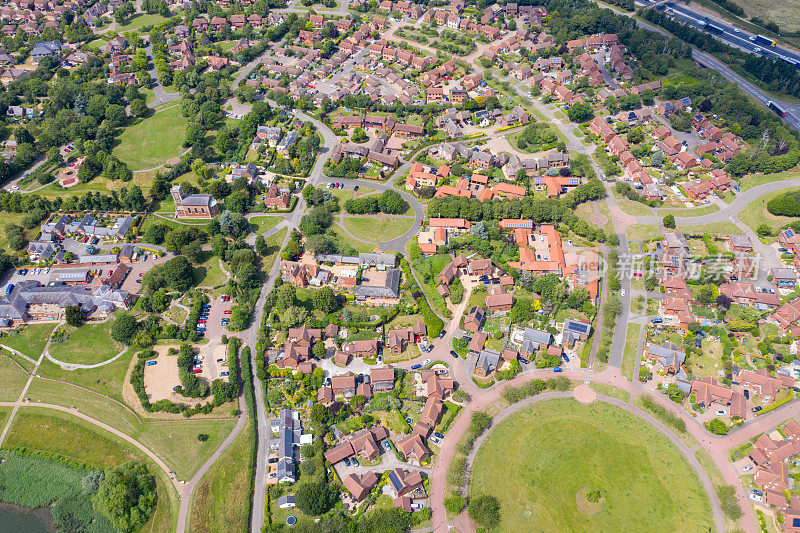 这是英国米尔顿凯恩斯村的航拍照片，展示了一个典型的英国住宅小区，在一个阳光明媚的夏天，用无人机从上面拍摄