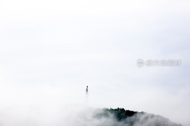 电信塔在雾中，背景有拷贝空间