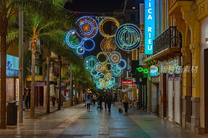 西班牙加那利群岛，特内里费，圣克鲁斯老城中心街道夜景。