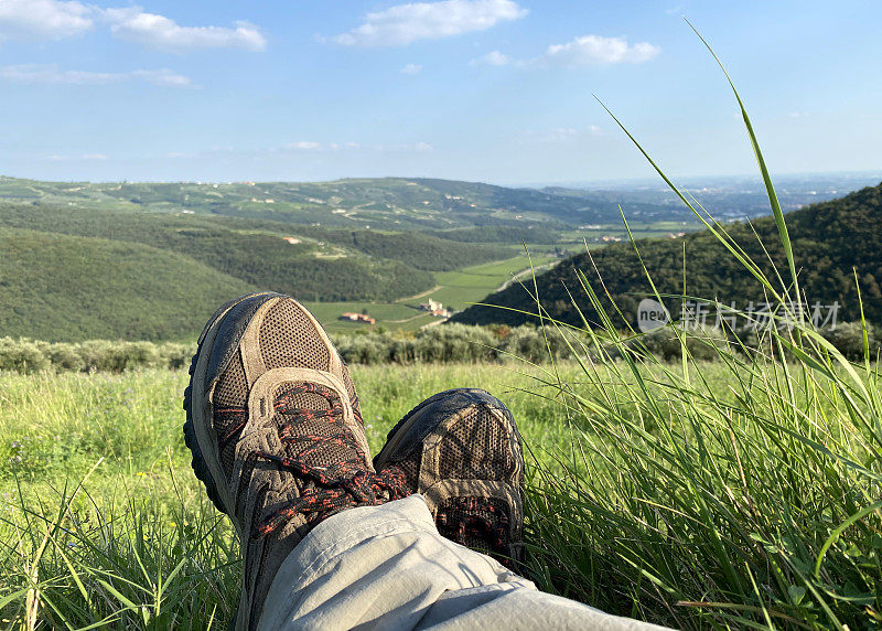 登山鞋。在远足放松。