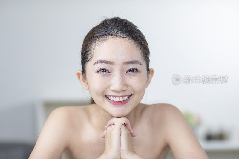 做完脸部保养的东方美女开心又愉快