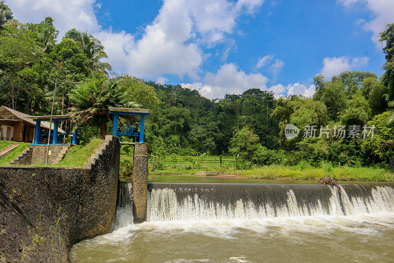 印尼西爪哇省的当地大坝。