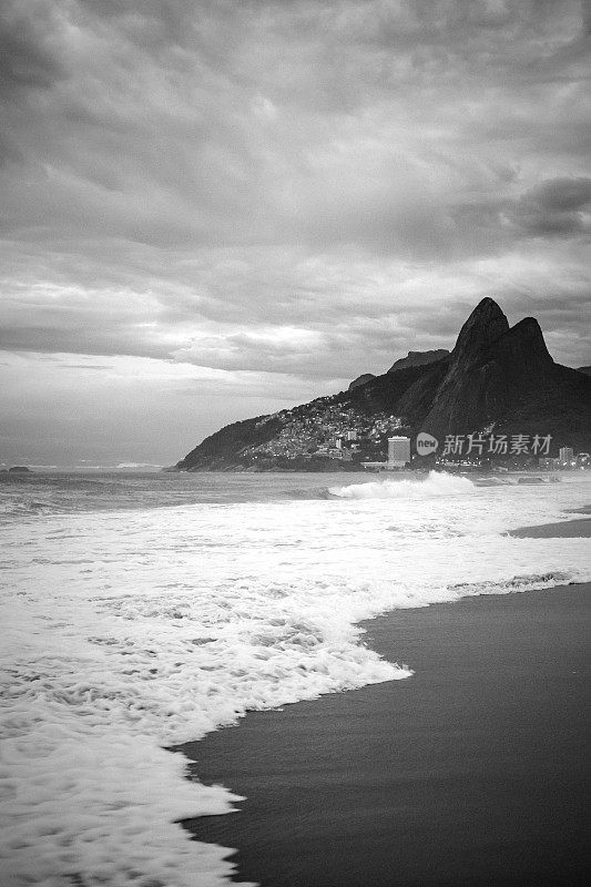 巴西里约热内卢的依帕内玛海滩和二兄弟山