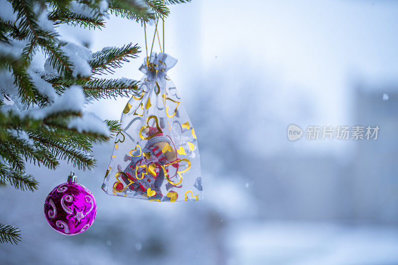 圣诞装饰以雪为背景