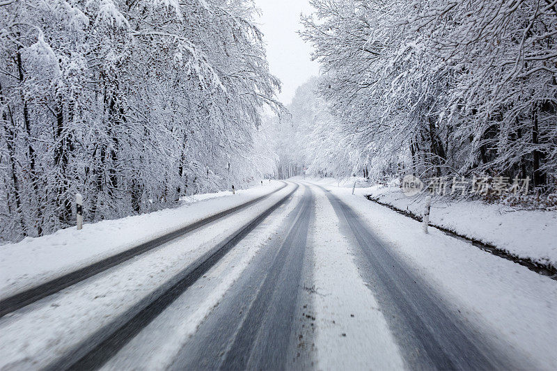 穿过森林的白雪覆盖的道路