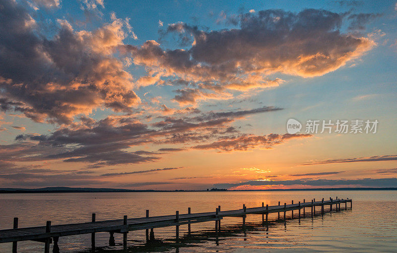 码头的剪影与壮丽的云景日落在湖施泰因胡德米尔，下萨克森州，德国