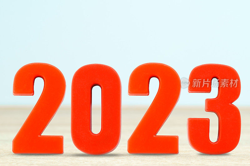 拍摄了一个由红色塑料制成的数字2023新年