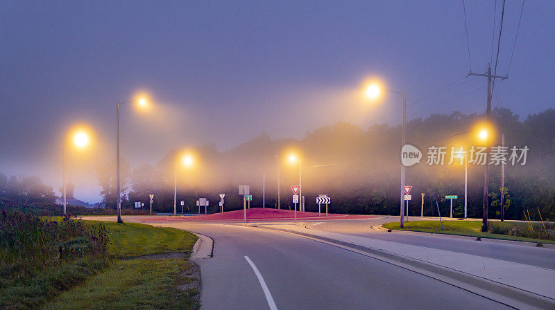 盘旋的街灯在六英尺高的浓雾中闪烁