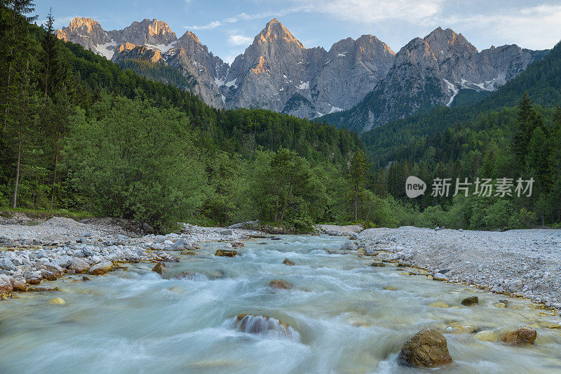 日落时朱利安阿尔卑斯山脉的山河