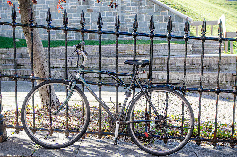 自行车锁在金属栅栏上