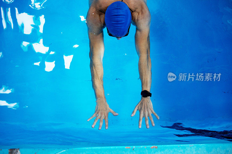 游泳池里的男游泳运动员。水下
