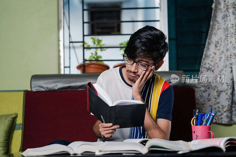 小男孩准备考试，在家在线学习。