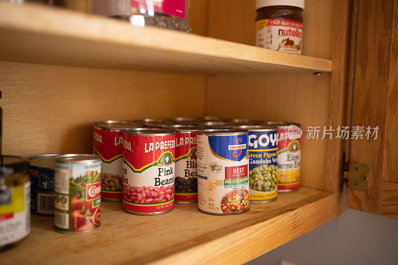 厨房储藏室架子上的罐头食品