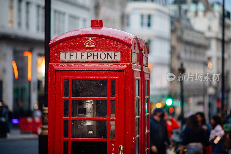 英国伦敦，典型的英式红色公用电话亭