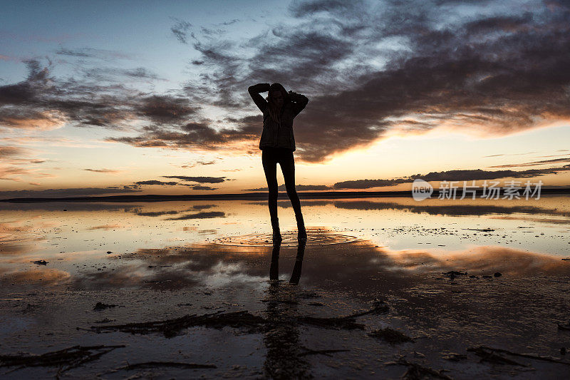 年轻女子在美丽的日落，安卡拉盐湖，快乐，自由和孤独