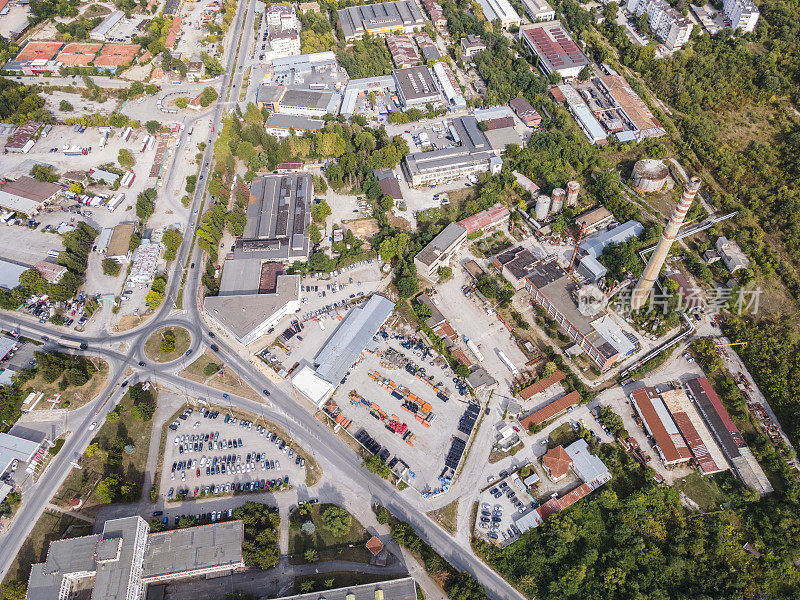 一个中型城市下班后，繁忙的环岛高峰时段鸟瞰图。顶视图,城市景观。