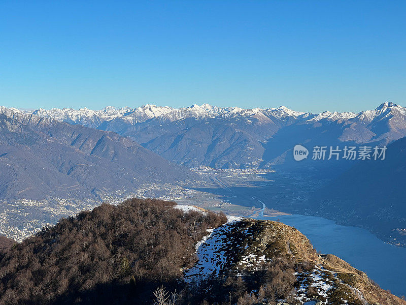 冬天从山顶俯瞰湖景