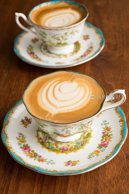 家庭咖啡师——自制的白咖啡加脱脂牛奶，用一对20世纪50年代传统切尔西鸟图案的骨瓷杯。